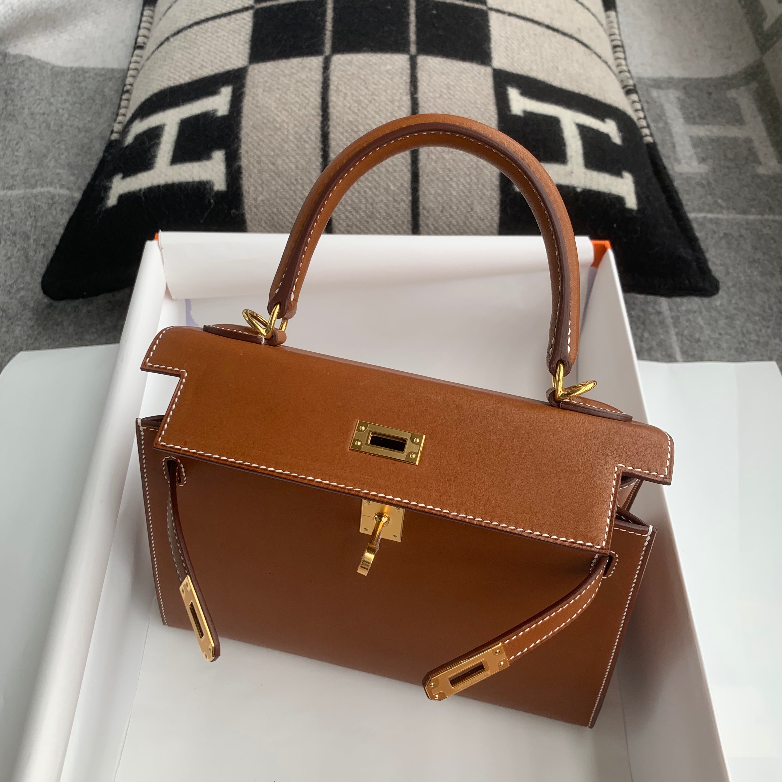 KELLY 25 GOLD BOX LEATHER WITH GOLD HARDWARE (GHW)