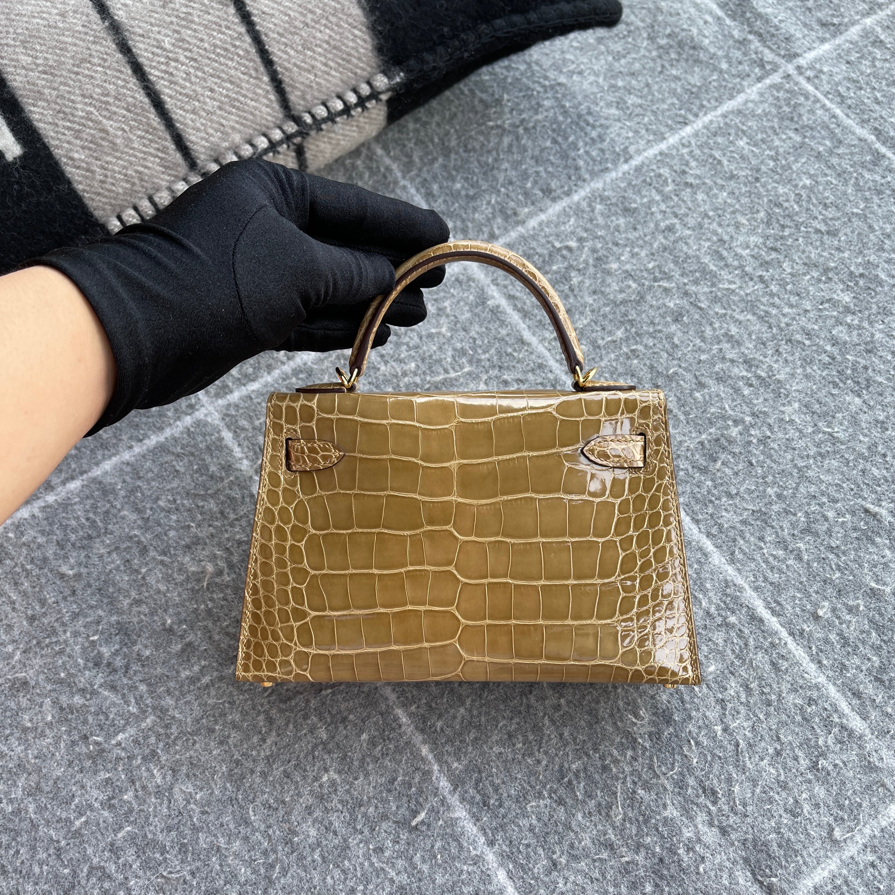 MINI KELLY II (20) SHINY (LISSE) MISSISSIPPIENSIS ALLIGATOR LEATHER FICELLE WITH GOLD HARDWARE (GHW)