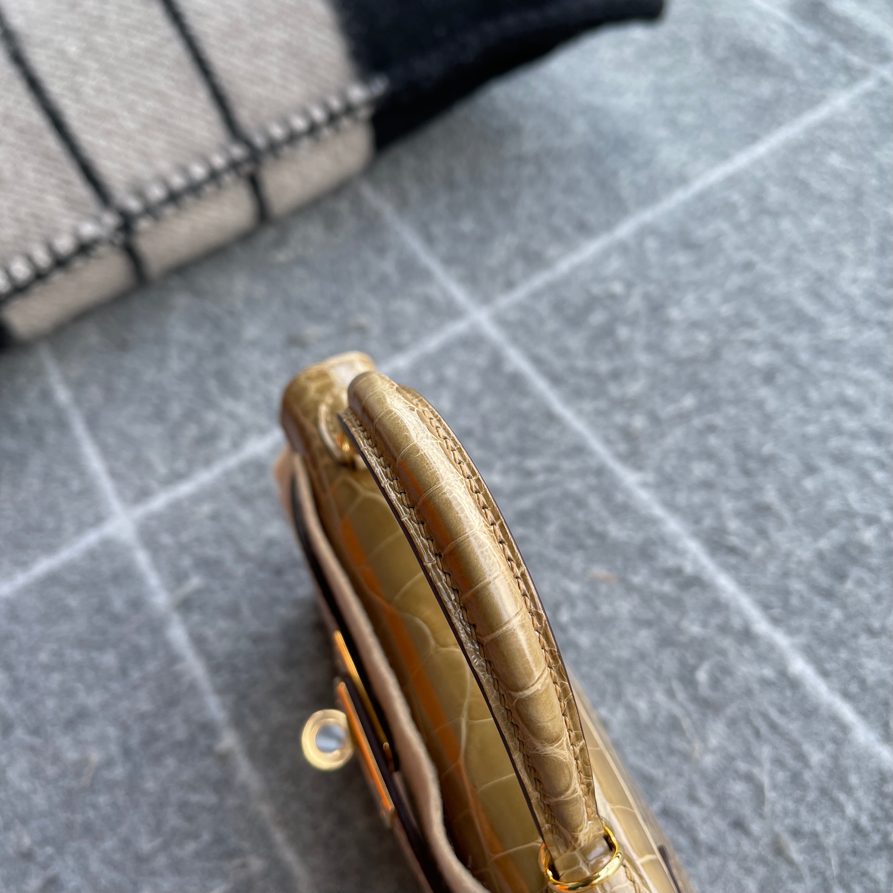 MINI KELLY II (20) SHINY (LISSE) MISSISSIPPIENSIS ALLIGATOR LEATHER FICELLE WITH GOLD HARDWARE (GHW)