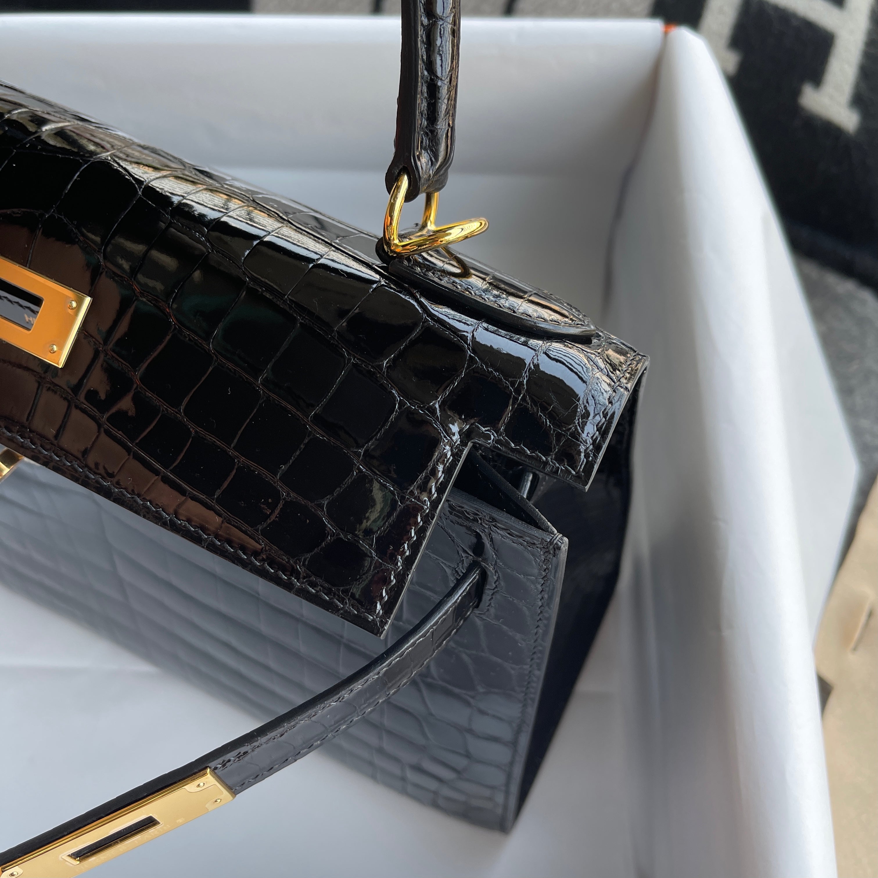 KELLY 28 SHINY (LISSE) NILOTICUS CROCODILE LEATHER NOIR WITH GOLD HARDWARE (GHW)