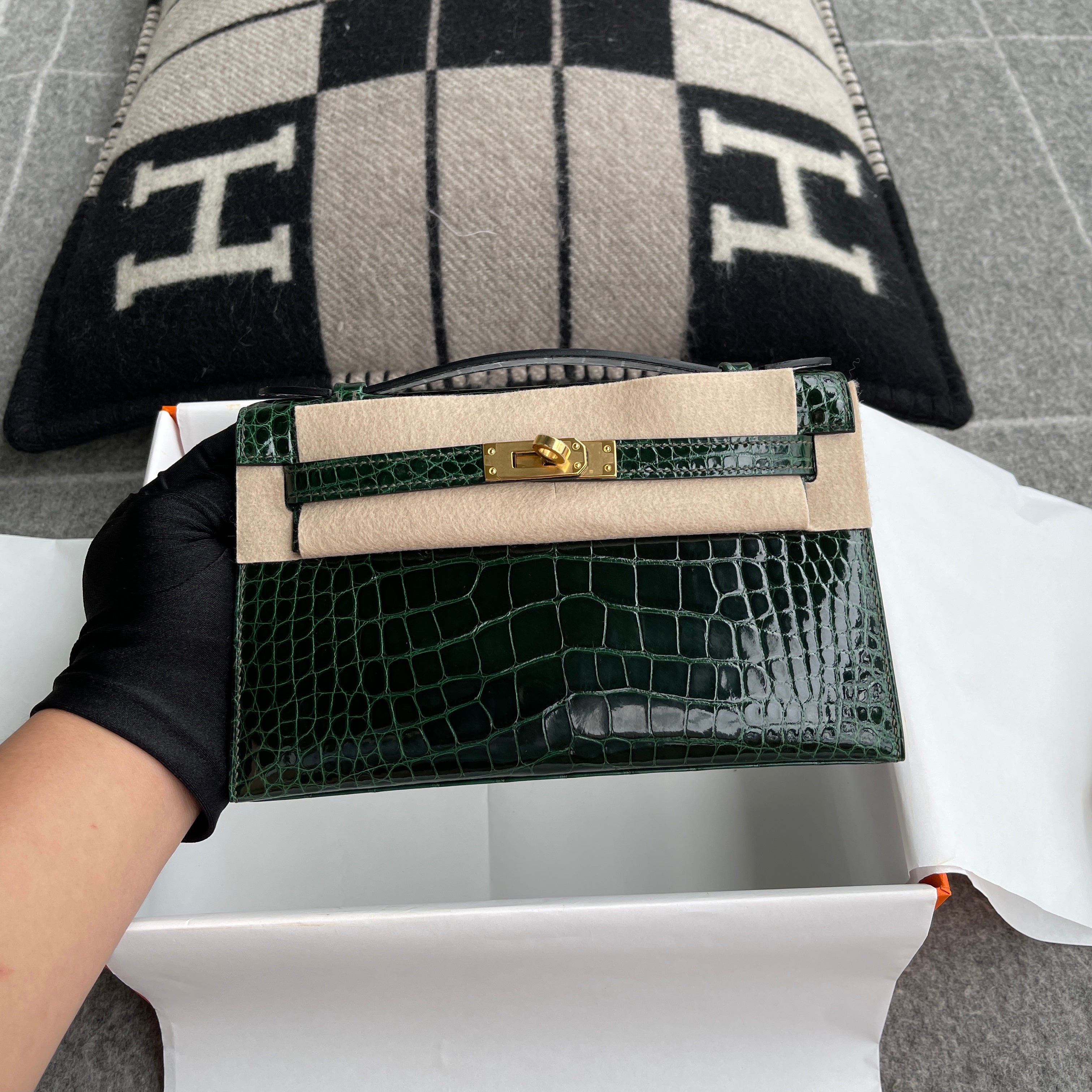 KELLY POCHETTE SHINY (LISSE) MISSISSIPPIENSIS ALLIGATOR LEATHER VERT EMERAUDE (EMERALD) WITH GOLD HARDWARE (GHW)