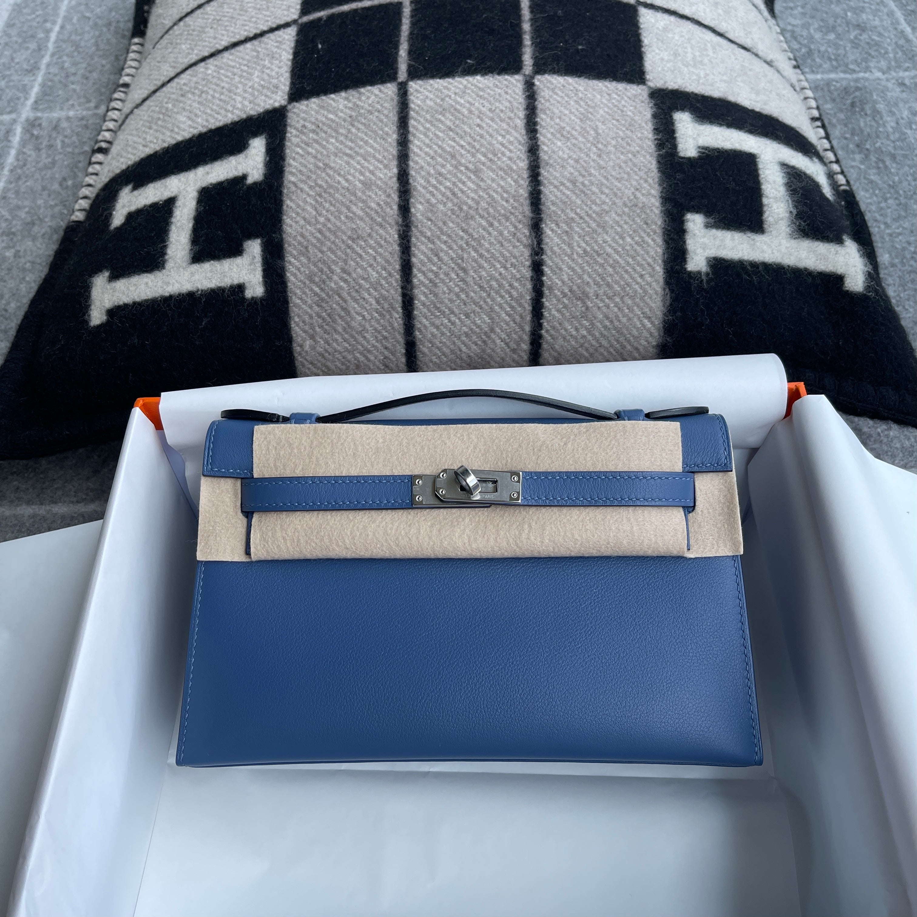 KELLY POCHETTE SWIFT LEATHER BLEU BRIGHTON WITH PALLADIUM HARDWARE (PHW)