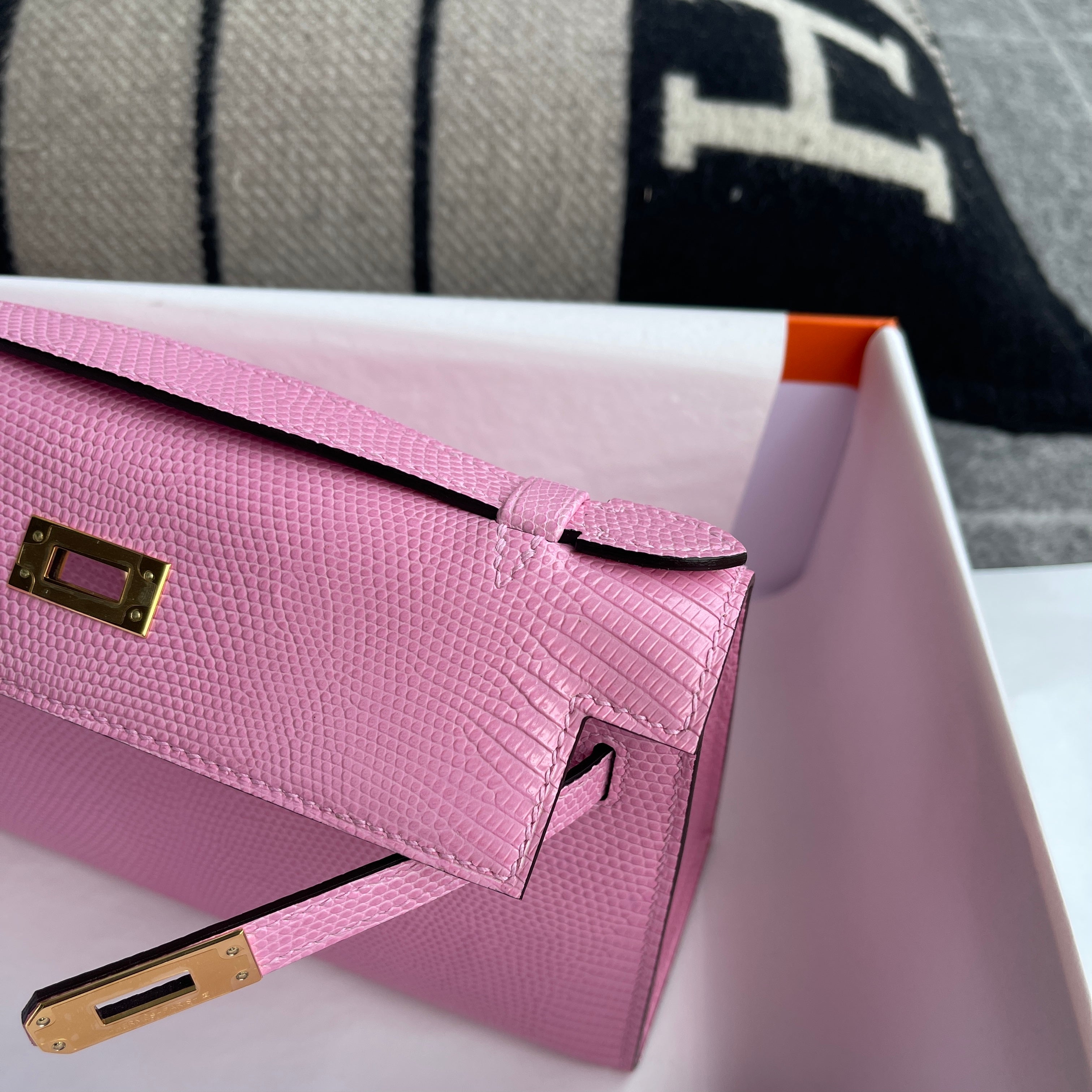 KELLY POCHETTE LIZARD LEATHER BUBBLEGUM WITH GOLD HARDWARE (GHW)