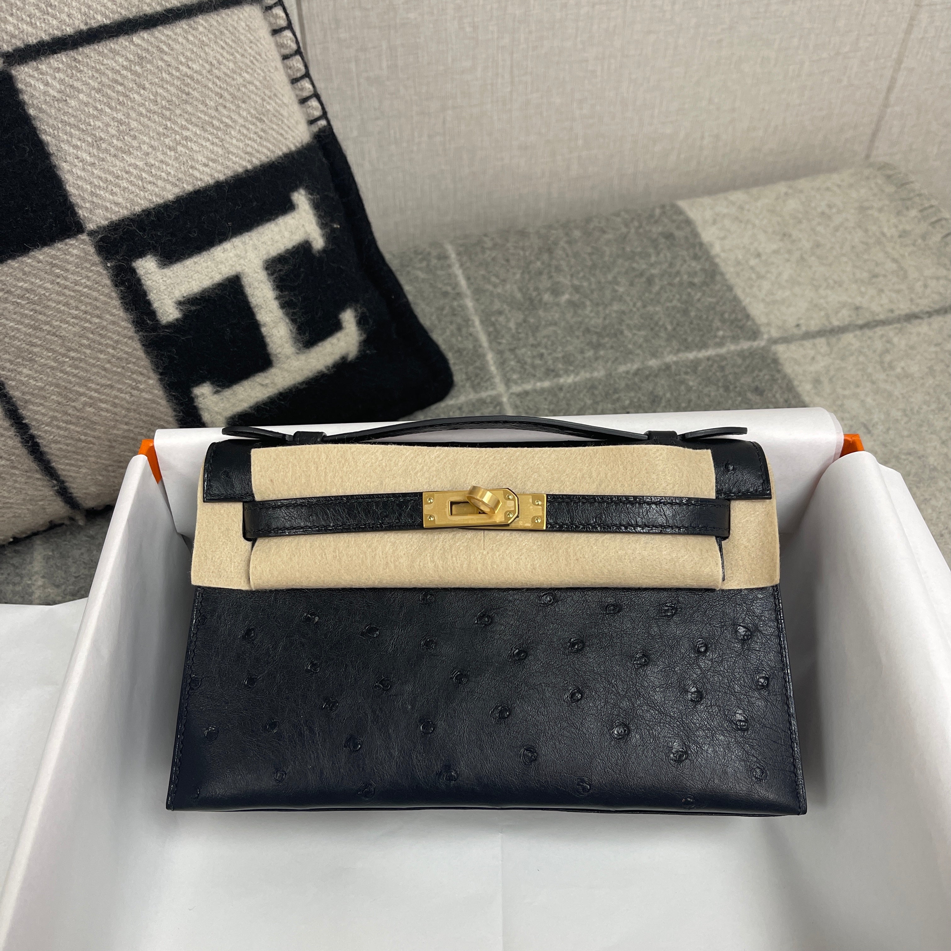 KELLY POCHETTE OSTRICH LEATHER NOIR WITH GOLD HARDWARE (GHW)