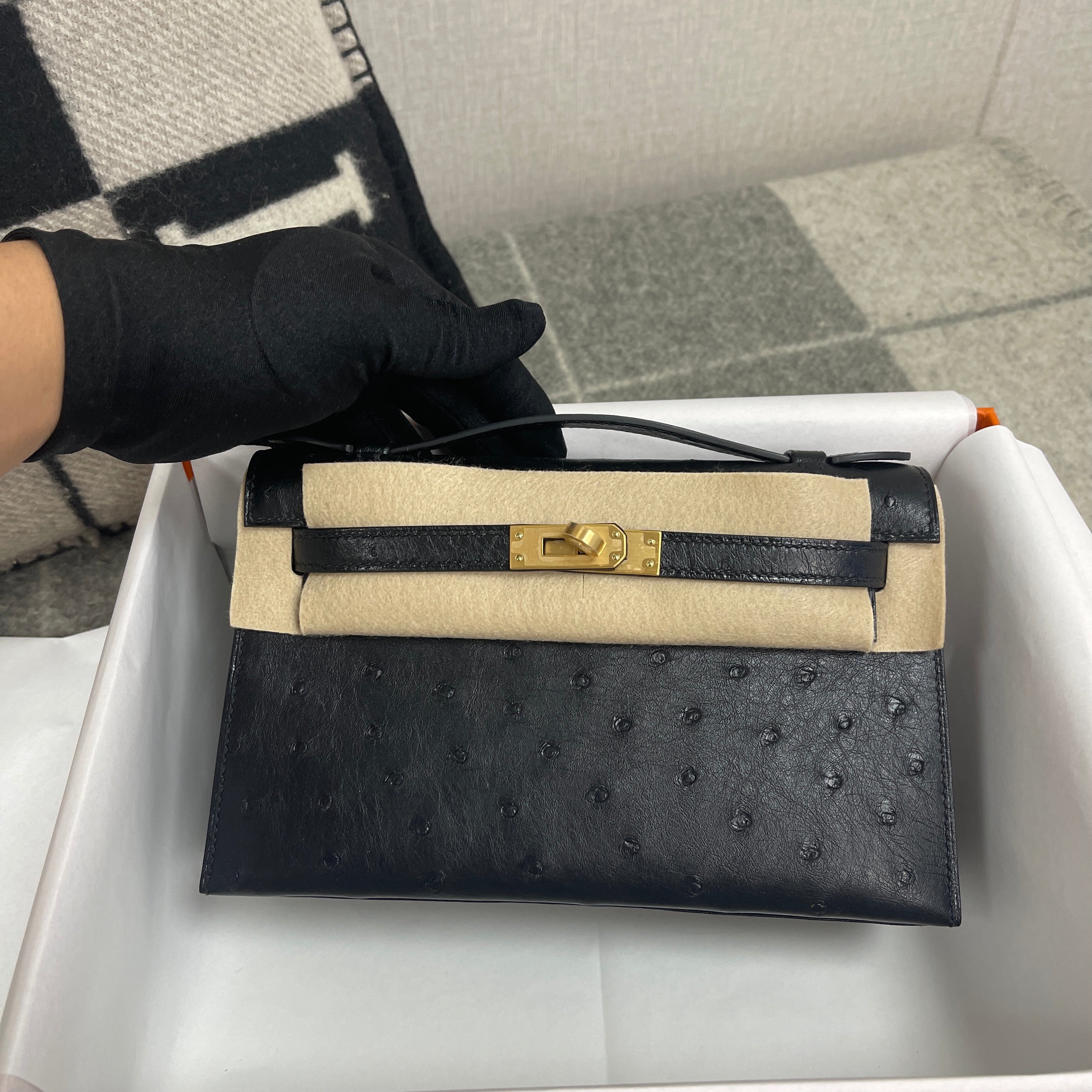 KELLY POCHETTE OSTRICH LEATHER NOIR WITH GOLD HARDWARE (GHW)