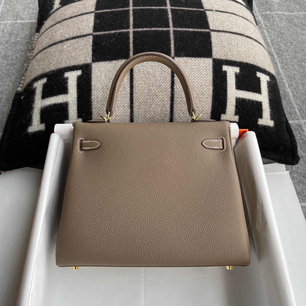 KELLY 25 TOGO LEATHER ETOUPE WITH GOLD HARDWARE (GHW)